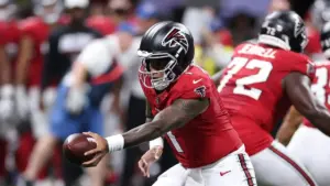 El QB de Falcons, Tua Tagovailoa, deja práctica por lesión en el oblicuo