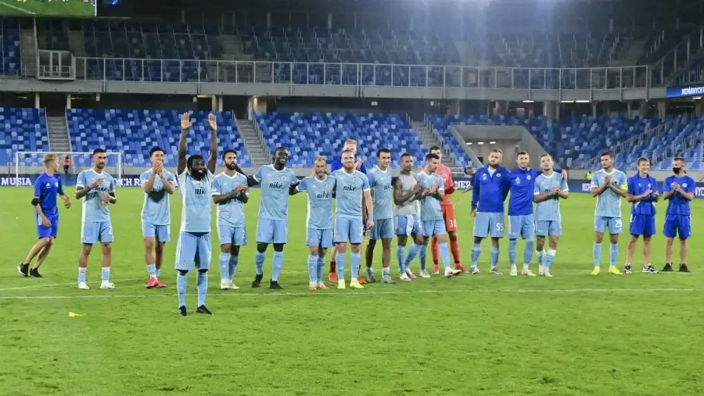 Slovan Bratislava después de un juego en su estadio | TWITTER @SKSlovan