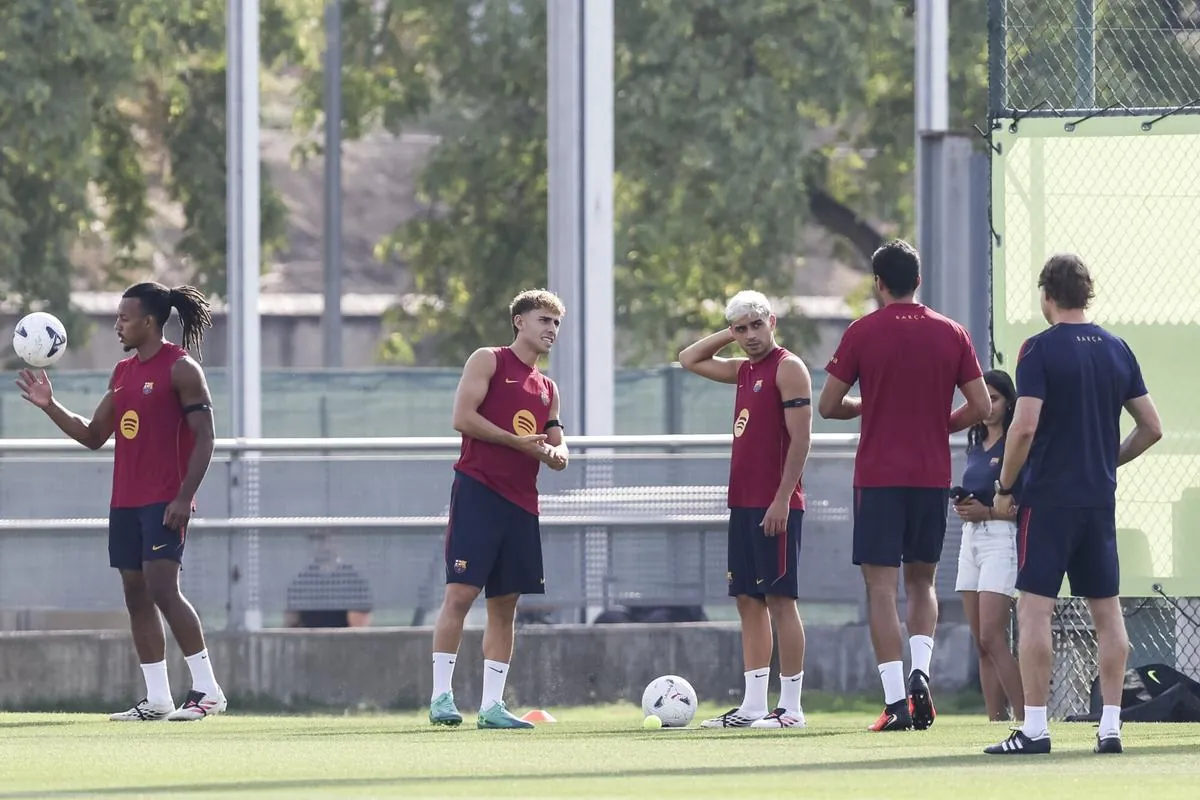 Jules Kounde, Fermín Lopez y Pedri, durante el entrenamiento del sábado.